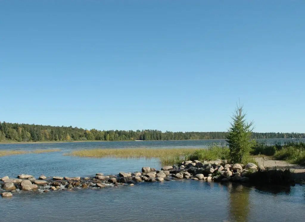 Lake with a rock bridge surrounded by trees